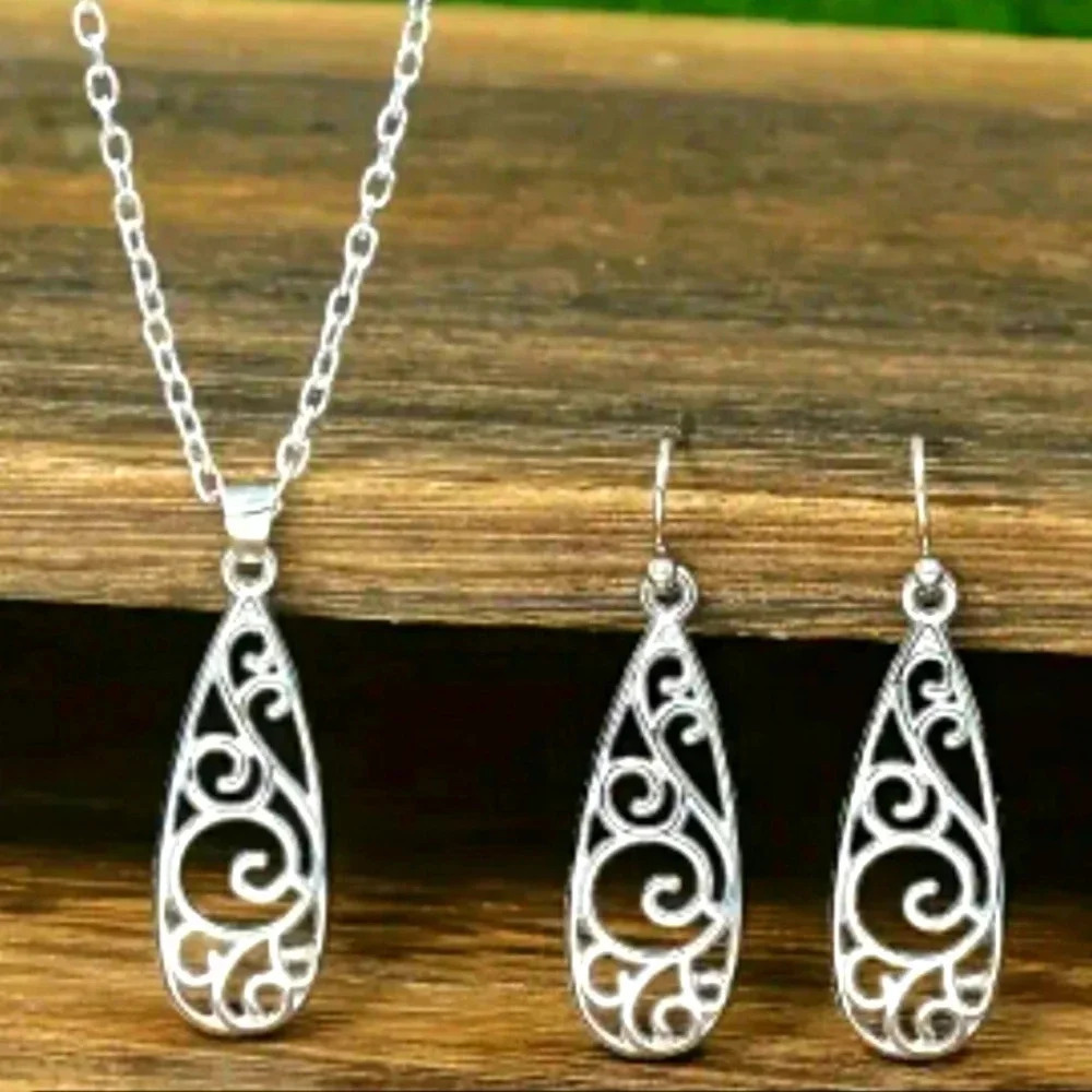 NWOT Exquisite Hollow Water Drop Necklace and Earrings